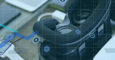 İstatistiksel veri işleme ve yuvarlak tarayıcıları ofis masasındaki VR kulaklıklarıyla karşılaştır. küresel iş ve bilgisayar teknolojisi kavramı