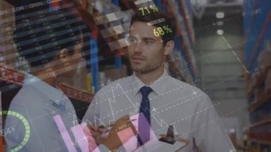 Depoda çalışan farklı insanların veri işleme ve istatistiklerinin animasyonu. Küresel taşımacılık, işletme, finans, veri işleme ve dijital olarak oluşturulan ağ konsepti.