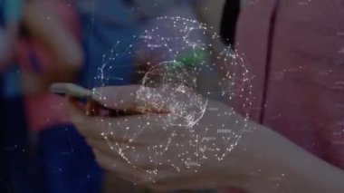 Akıllı telefon kullanan beyaz bir kadının elleri üzerinden yapılan bağlantılardan oluşan dünyanın animasyonu. Dijital olarak oluşturulmuş küresel ağ, bağlantılar, iletişim ve teknoloji konsepti.
