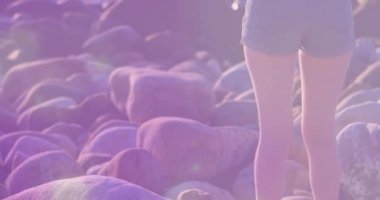 Plajdaki beyaz kadın üzerinde ışık lekeleri. Tatiller ve dijital arayüz kavramı dijital olarak oluşturulmuş video.