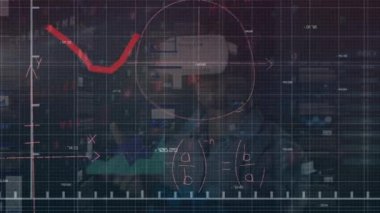 VR kulaklık kullanılarak Kafkas iş adamının veri işleme animasyonu. küresel iş, finans, bağlantılar ve dijital arayüz konsepti dijital olarak oluşturulmuş video.