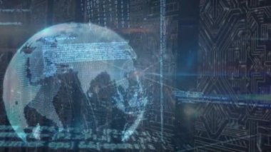 Bilgisayar devre kartı ile sütunların üzerinde küre ve veri işleme animasyonu. küresel iş, bağlantılar ve dijital arayüz konsepti dijital olarak oluşturulmuş video.