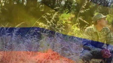 Eğitim kampında elinde silah tutan askerlere karşı İspanya bayrağı sallamanın dijital bileşimi. Sonbahar sonbaharı ve mevsimler dijital olarak üretilen video konsepti.