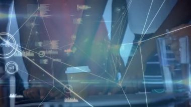 Ofisteki çeşitli iş adamlarıyla olan bağlantıların animasyonu. küresel iş, bağlantılar ve dijital arayüz konsepti dijital olarak oluşturulmuş video.