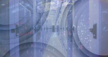 Bilgisayar sunucularıyla teknoloji odasında veri işleme görüntüsü. küresel teknoloji, bağlantı ve iletişim konsepti dijital olarak oluşturulmuş görüntü.