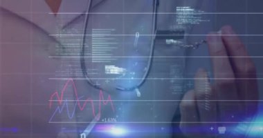 Kafkas kadın doktor üzerinde veri işleme animasyonu. Küresel iş ve dijital arayüz kavramı dijital olarak oluşturulmuş video.