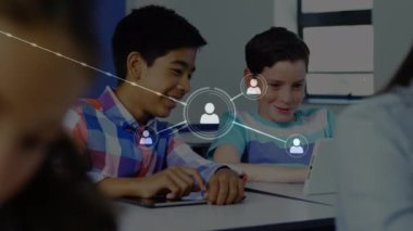 Medya simgelerinin tablet kullanan çeşitli okul çocukları üzerinde canlandırılması. Küresel eğitim ve dijital arayüz kavramı dijital olarak oluşturulmuş video.