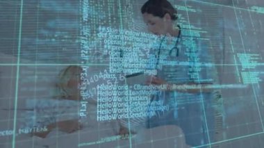 Bilgisayar devresi ve ızgara üzerinden dijital veri işleme animasyonu. Küresel teknoloji hesaplama ve dijital arayüz kavramı dijital olarak oluşturulmuş video.