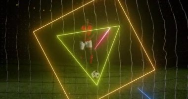 Afro-Amerikan erkek futbolcu üzerinde dönen neon geometrik şekillerin animasyonu. Spor, rekabet ve hareket konsepti dijital olarak oluşturulmuş video.