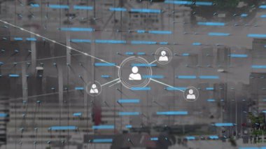 Şehir manzarası üzerindeki simgeler ve veri işleme ağlarıyla bağlantıların animasyonu. Küresel teknoloji ve dijital arayüz konsepti dijital olarak oluşturulmuş video.