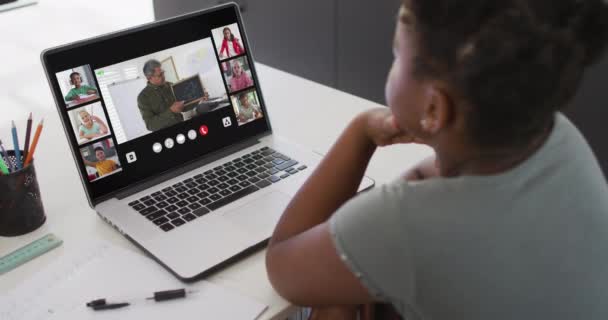 Afroamerykanka Używająca Laptopa Rozmów Wideo Nauczycielem Klasą Ekranie Technologie Komunikacyjne — Wideo stockowe