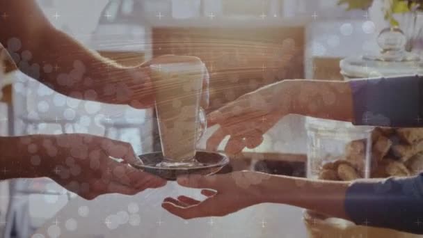 Světelné Stezky Světelné Skvrny Proti Číšníkovi Servírujícímu Sklenici Studené Kávy — Stock video