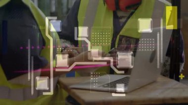 Tablet kullanan melez kadın işçilerin üzerinde veri işleme ve bilgisayar devre kartı animasyonu. Küresel iş ve dijital arayüz kavramı dijital olarak oluşturulmuş video.