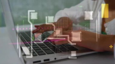 Bilgisayarla Asyalı kızın veri işleme animasyonu. Küresel iş ve dijital arayüz kavramı dijital olarak oluşturulmuş video.