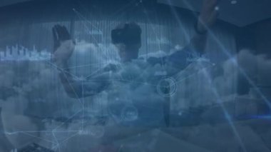 VR kulaklık kullanan beyaz adamın veri işleme animasyonu. Küresel iş ve dijital arayüz kavramı dijital olarak oluşturulmuş video.