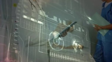 Kafkasyalı kadın doktorun not aldığı dijital ekranın animasyonu. Sağlık, tıp, veri işleme ve teknoloji konsepti dijital olarak oluşturulmuş video.