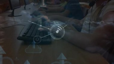 Okuldaki bilgisayarları kullanan farklı çocuklar üzerinde bağlantılar ve ikili kodların animasyonu. Okul, eğitim ve teknoloji konseptiyle dijital olarak üretilen video.