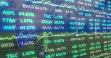 Güneş paneli, rüzgar türbinleri ve manzara üzerinde veri işleme animasyonu. Küresel teknoloji ve dijital arayüz konsepti dijital olarak oluşturulmuş video.