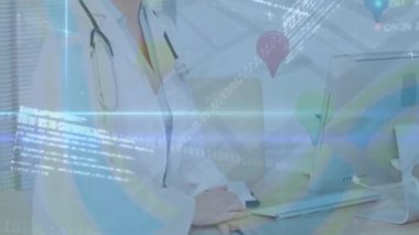 Kafkas kıdemli kadın doktor üzerinde veri işleme animasyonu. Sağlık, tıp, veri işleme ve teknoloji konsepti dijital olarak oluşturulmuş video.