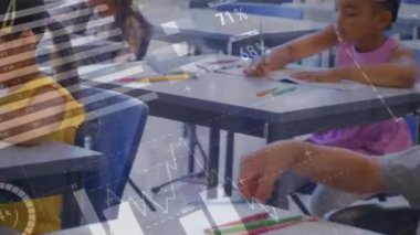 Sınıftaki çeşitli okul öğrencileri üzerinde veri işleme animasyonu. Küresel eğitim ve dijital arayüz kavramı dijital olarak oluşturulmuş video.