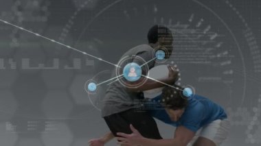 Çeşitli erkek futbol oyuncuları ve veri işleme ile ilgili bağlantıların animasyonu. Spor, eğitim, bağlantılar ve dijital olarak oluşturulan veri işleme konsepti.