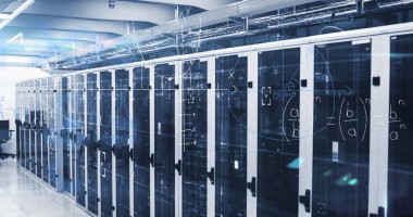 Teknoloji odasındaki bilgisayar sunucuları ağı üzerinden el yazısıyla yazılmış matematiksel denklemlerin ve dijital arayüzün resmi. Dijital bilgisayar ağı konsepti dijital olarak oluşturuldu.