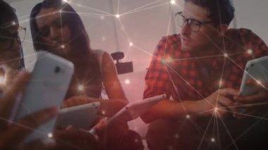 Ofisteki çeşitli iş adamlarıyla olan bağlantıların animasyonu. küresel iş, bağlantılar ve dijital arayüz konsepti dijital olarak oluşturulmuş video.