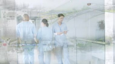 Kafkasyalı kadın ve erkek doktorlar üzerinde yol trafiği olan zaman çizelgesi animasyonu. Sağlık, ilaç ve araba kazaları konsepti dijital olarak oluşturulmuş video.