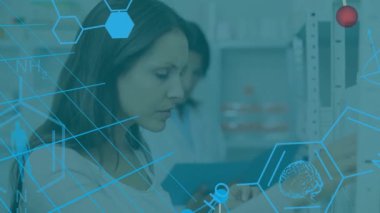 Kimyasal formüllerin animasyonu ve işlemci kimyasal formüller ve kalp üzerinde veri işleme. Tıp bilimi ve araştırma konsepti dijital olarak oluşturulmuş görüntü.