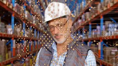 Depoda çalışan adamın veri işleme animasyonu. Küresel gönderim ve bağlantılar konsepti dijital olarak oluşturulmuş video.