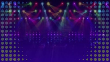 Manzaralı ışıkların ve mor dijital uzayda hareket eden dairelerin animasyonu. Müzik, sahne, konser ve parti konsepti dijital olarak oluşturulmuş video.