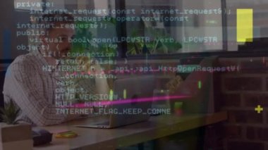 Kafkas iş adamının dizüstü bilgisayarla veri işleme animasyonu. küresel iş ve dijital arayüz kavramı dijital olarak oluşturulmuş video.