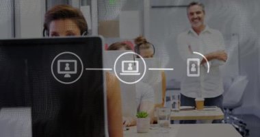 Ofisteki çeşitli iş adamları üzerinde veri işleme animasyonu. Küresel iş ve dijital arayüz kavramı dijital olarak oluşturulmuş video.