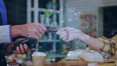 Bir kişinin kredi kartıyla ödeme yapan orta kesimine karşı dönen dijital simgeler küresi. Dijital ödeme teknolojisi kavramı