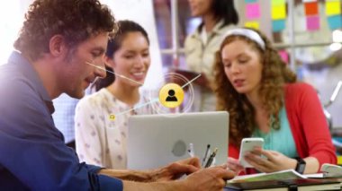 Ofisteki çeşitli iş adamlarıyla olan bağlantıların animasyonu. küresel iş, bağlantılar ve dijital arayüz konsepti dijital olarak oluşturulmuş video.