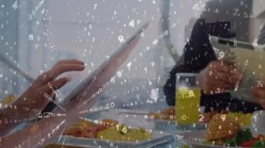 Akıllı telefonlar ve tabletler kullanarak çeşitli iş adamlarının veri işleme animasyonları. Küresel iş ve dijital arayüz kavramı dijital olarak oluşturulmuş video.