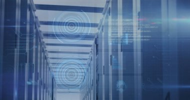 Bilgisayar sunucularıyla teknoloji odasında tarama ve veri işleme görüntüsü. dijital arayüz, küresel teknoloji, bağlantı ve iletişim konsepti dijital olarak oluşturulmuş görüntü.