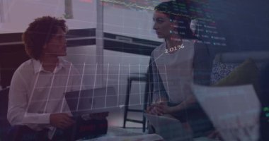 Ofiste birlikte tartışan çeşitli ofis arkadaşları hakkında borsa veri işleme. Küresel iş teknolojisi kavramı