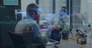 Ofisteki maskeli çeşitli erkek doktorların veri işleme çalışmalarının animasyonu. Küresel covid 19 salgın hastalık, ilaç, sağlık, veri işleme ve dijital olarak oluşturulan video ağı kavramı.