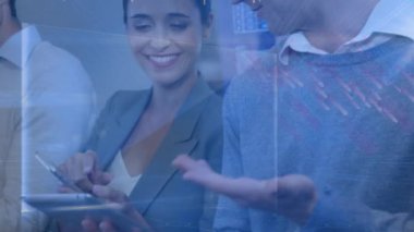 Ofisteki çeşitli iş adamları üzerinde veri işleme animasyonu. küresel iş, bilgisayar ve dijital arayüz kavramı dijital olarak oluşturulmuş video.