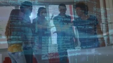 Çeşitli genç öğrencilerin sevinçten el çırpışları üzerinde veri işleme animasyonu. Okul, eğitim, veri işleme ve arkadaşlık konsepti dijital olarak oluşturulmuş video.