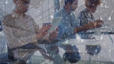 Dizüstü bilgisayar ve tablet kullanarak çeşitli iş adamları üzerinde veri işleme animasyonu. Küresel iş ve dijital arayüz kavramı dijital olarak oluşturulmuş video.