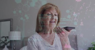 Kimyasal formülün animasyonu ve akıllı telefondan konuşan Kafkasyalı yaşlı kadının veri işlemesi. Küresel tıp, bilim ve dijital arayüz kavramı dijital olarak üretilen video.