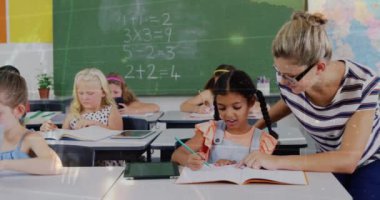 Matematiksel denklemlerin okul çocukları üzerinde dizüstü bilgisayar kullanılarak canlandırılması. Eğitim bilimi öğrenme ve bilgi konsepti dijital olarak oluşturulmuş video.