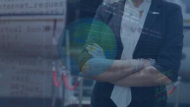 Kollarını kavuşturmuş Kafkasyalı mutlu iş kadınının veri işleme animasyonu. küresel iş, finans, bağlantılar ve dijital arayüz konsepti dijital olarak oluşturulmuş video.