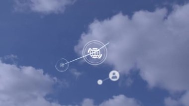 Bulutların üzerindeki simgelerle bağlantı ağının animasyonu. Sosyal medya ve iletişim arayüzü kavramı dijital olarak oluşturulmuş video.