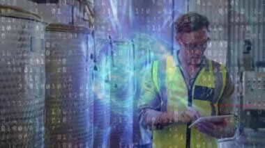 Tablet kullanan beyaz erkek işçinin veri işleme animasyonu. Küresel iş ve dijital arayüz kavramı dijital olarak oluşturulmuş video.