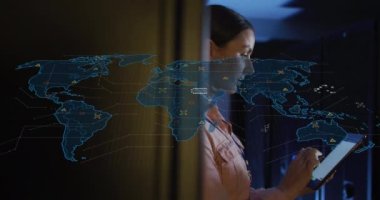 Bilgisayar sunucu odasında çalışan, dijital tabletli beyaz kadın mühendise karşı bir dünya haritası. İş veri depolama teknolojisi kavramı