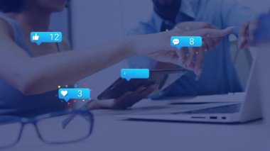 Medya simgelerinin farklı iş adamlarının konuşmaları üzerine canlandırılması. Küresel iş ve dijital arayüz kavramı dijital olarak oluşturulmuş video.