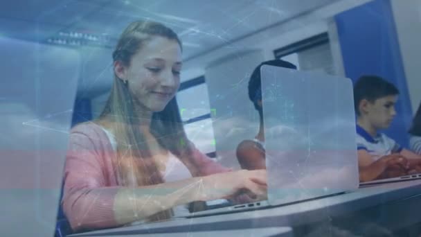 授業中にノートパソコンを使って雲や原因不明の少女とのつながりをアニメーション化 接続の概念デジタル生成ビデオ — ストック動画